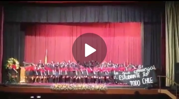 Alumnas del colegio España de Concepción se licenciaron encapuchadas