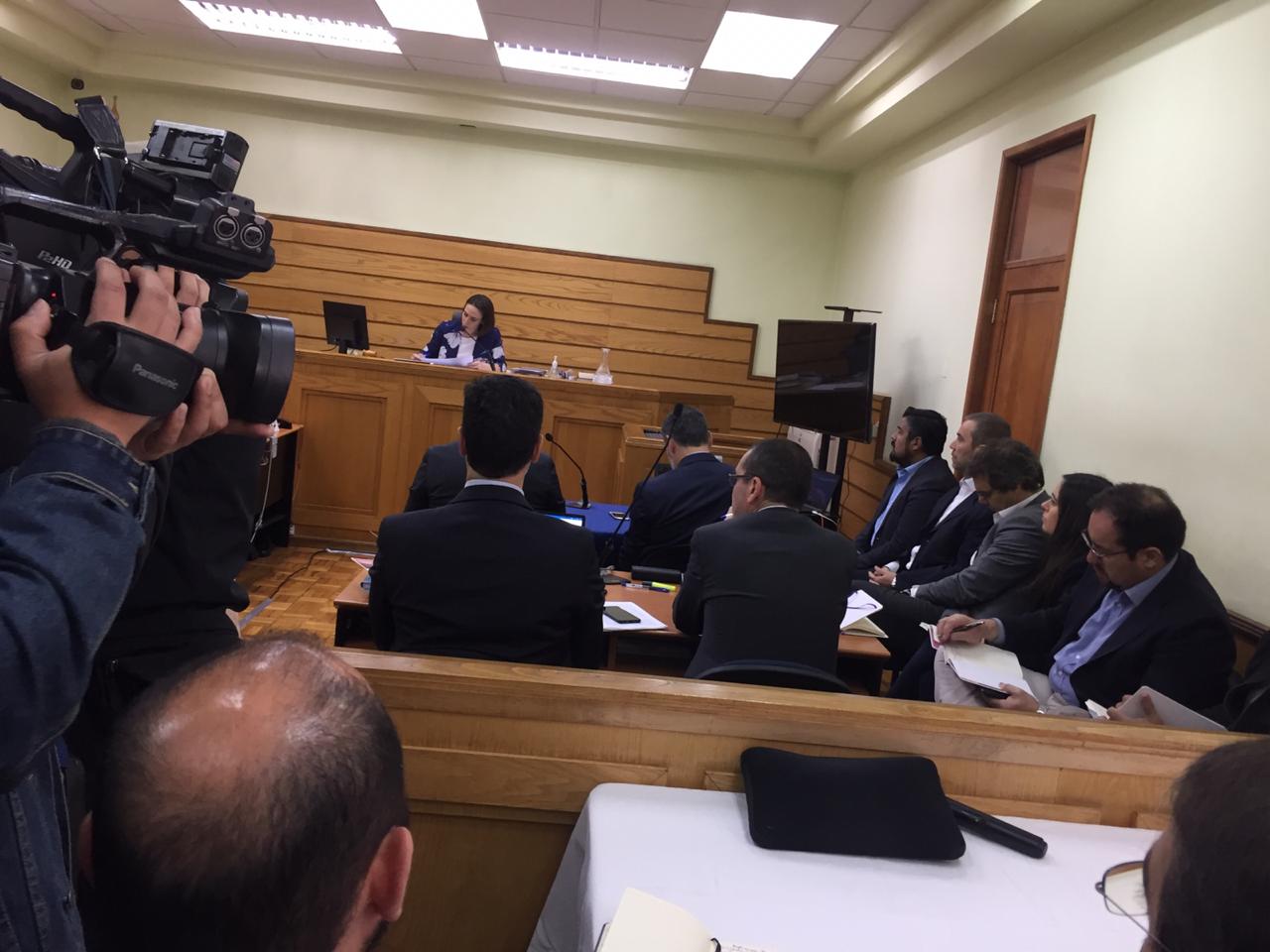 Pelea en calabozos obligó receso en audiencia de formalización de ejecutivos de Enap en Talcahuano