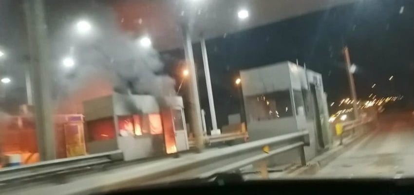 Al menos 10 personas habrían provocado incendio que  afectó a peaje Chivilingo