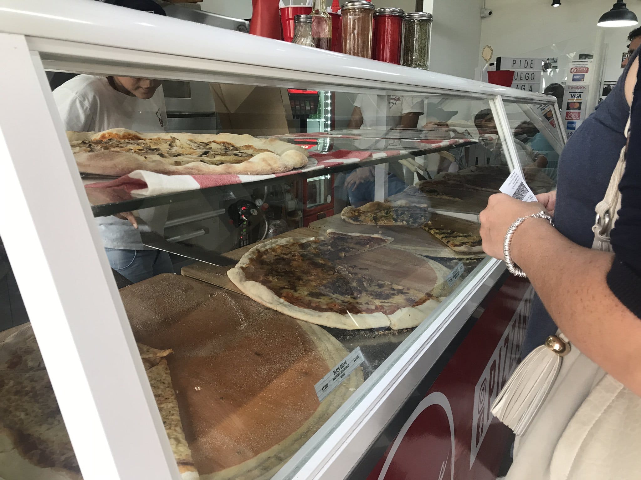 26 personas podrían perder su trabajo tras saqueo a local Bendita Pizza en Concepción