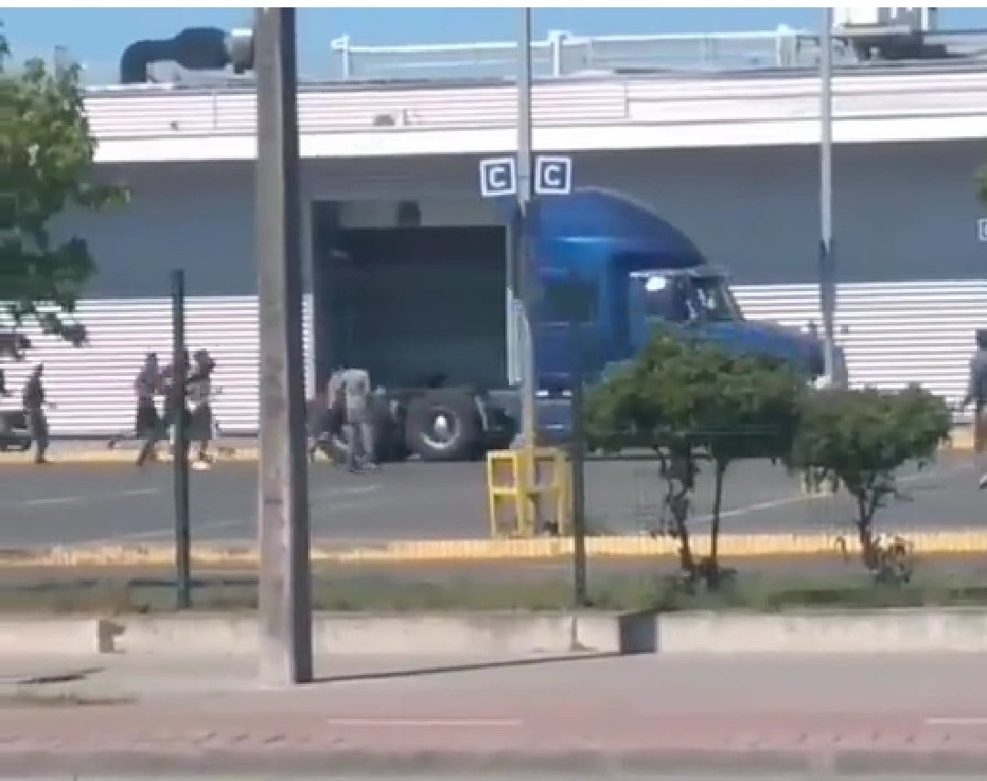 Detienen a sujeto por robar un camión para saquear Lider de Coronel: Aplicarán Ley de Seguridad del Estado