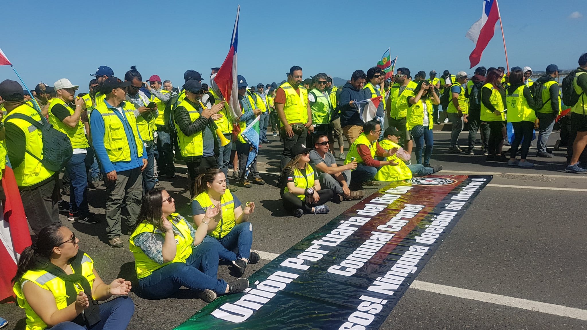 Portuarios cortan tránsito del puente Llacolén