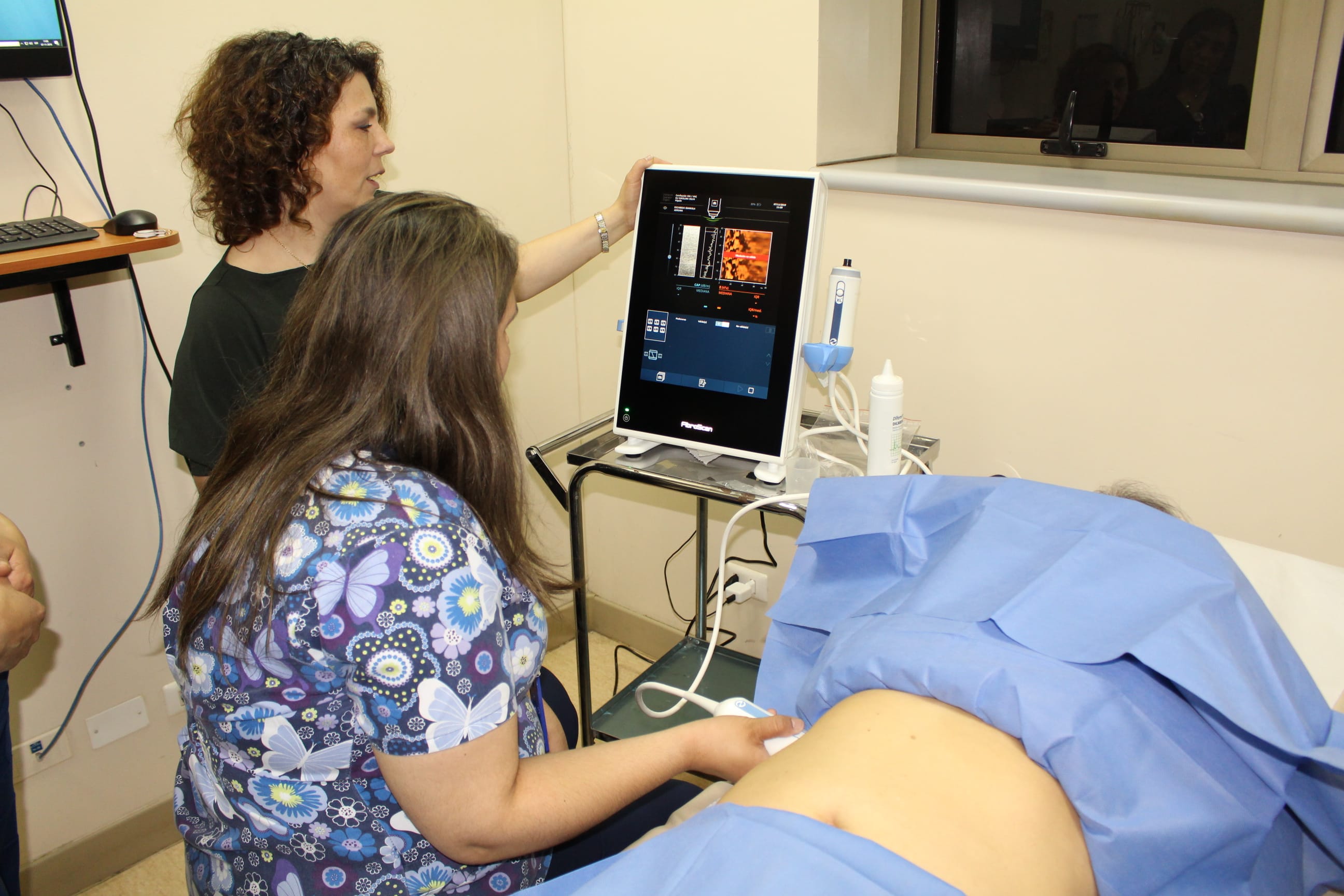 Suman moderno equipo para tratamiento de enfermedades hepáticas en hospital Higueras en Talcahuano