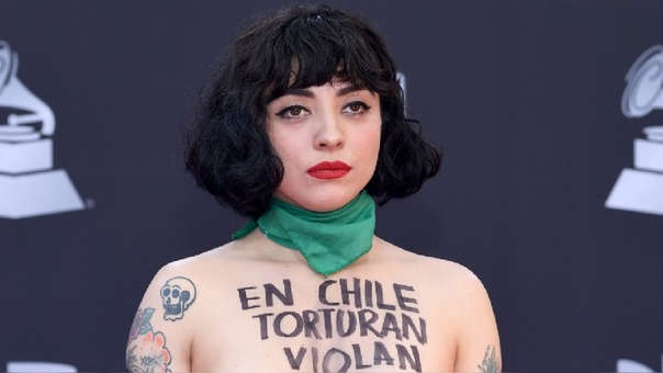Carabineros pide que citen a declarar a Mon Laferte por acusación sobre incendios del Metro