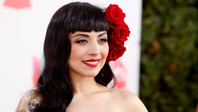 El mensaje que Mon Laferte dedicó a Chile tras ganar premio en los Latin Grammy: “Me dueles por dentro”