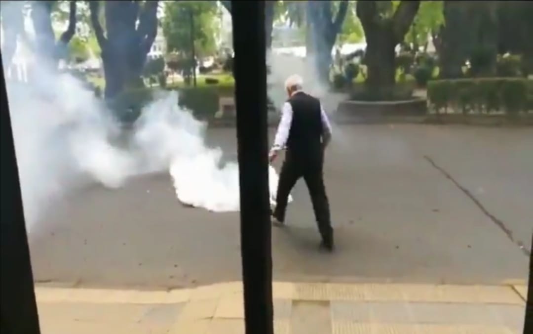 Dan a conocer quien es el hombre que pateó lacrimógena y volvió fumando