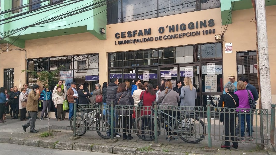 Largas filas en Cesfam de Concepción protagonizan el paro de funcionarios de la Salud