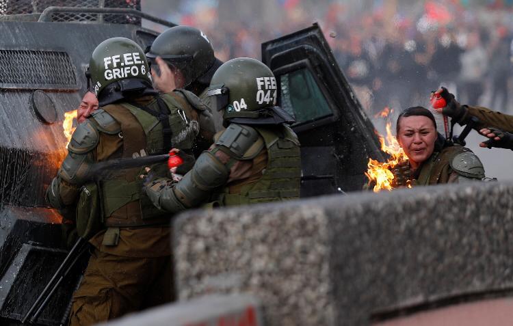 Impactantes imágenes muestran ataque a dos carabineras con una molotov en Plaza Italia