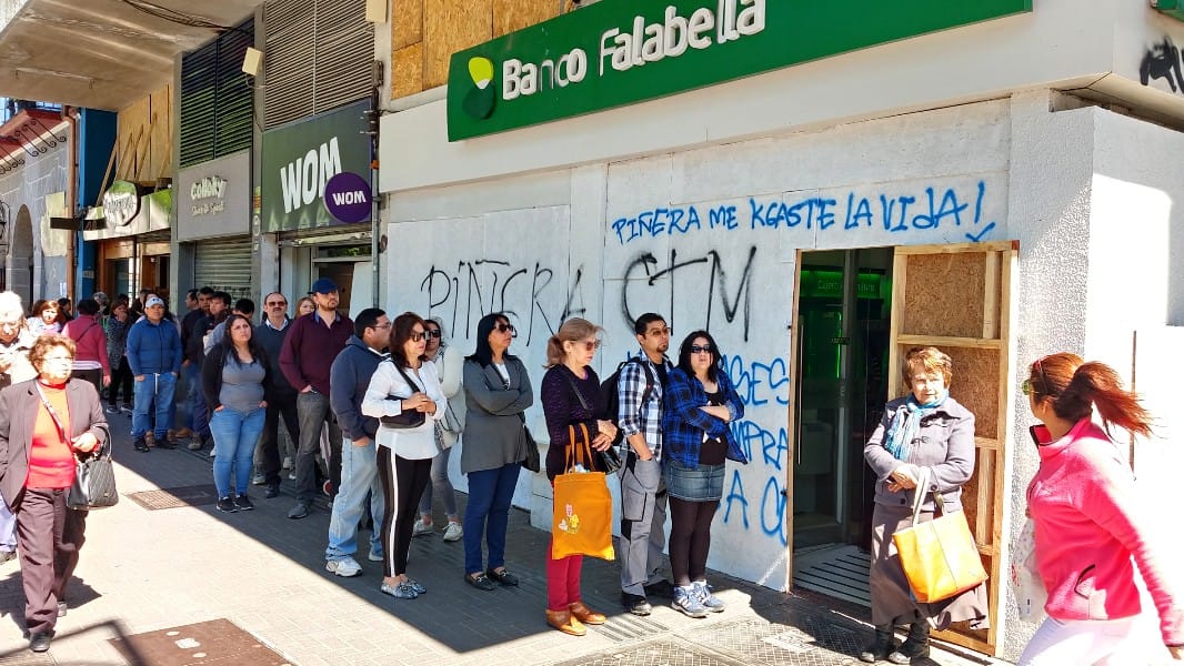 Largas filas son protagonistas en cajeros automáticos de Concepción 