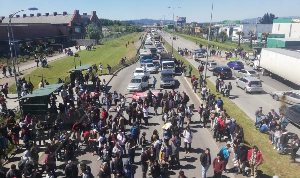 Caos en autopista Concepción-Talcahuano por bloqueo de manifestantes