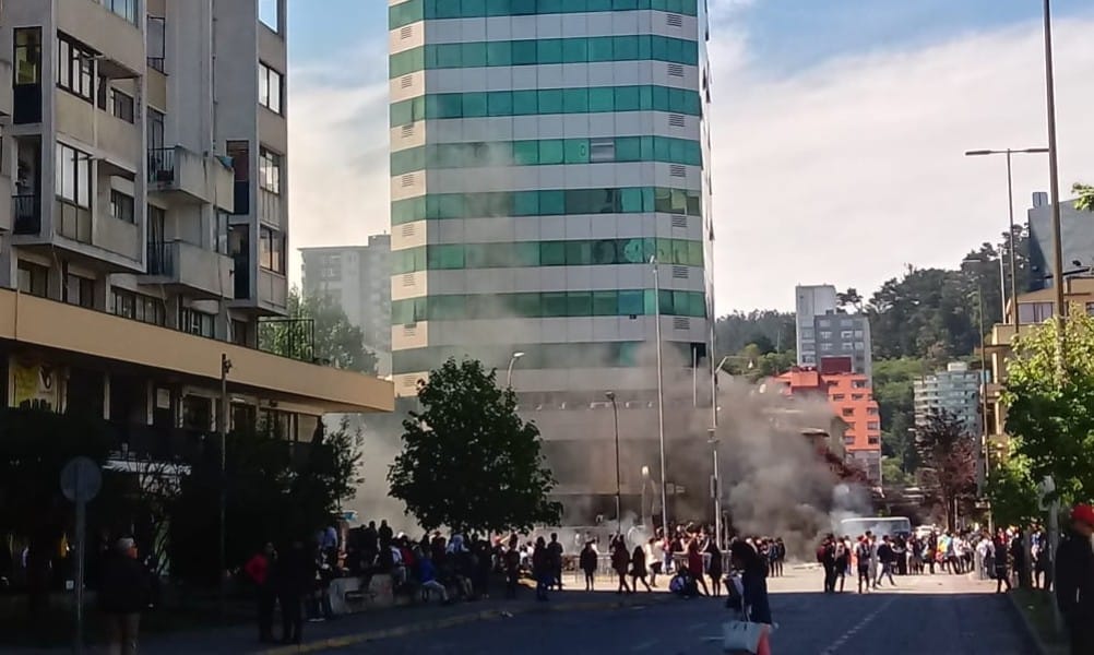 Levantan barricadas incendiarias frente a edificio de Caja Los Andes en Concepción