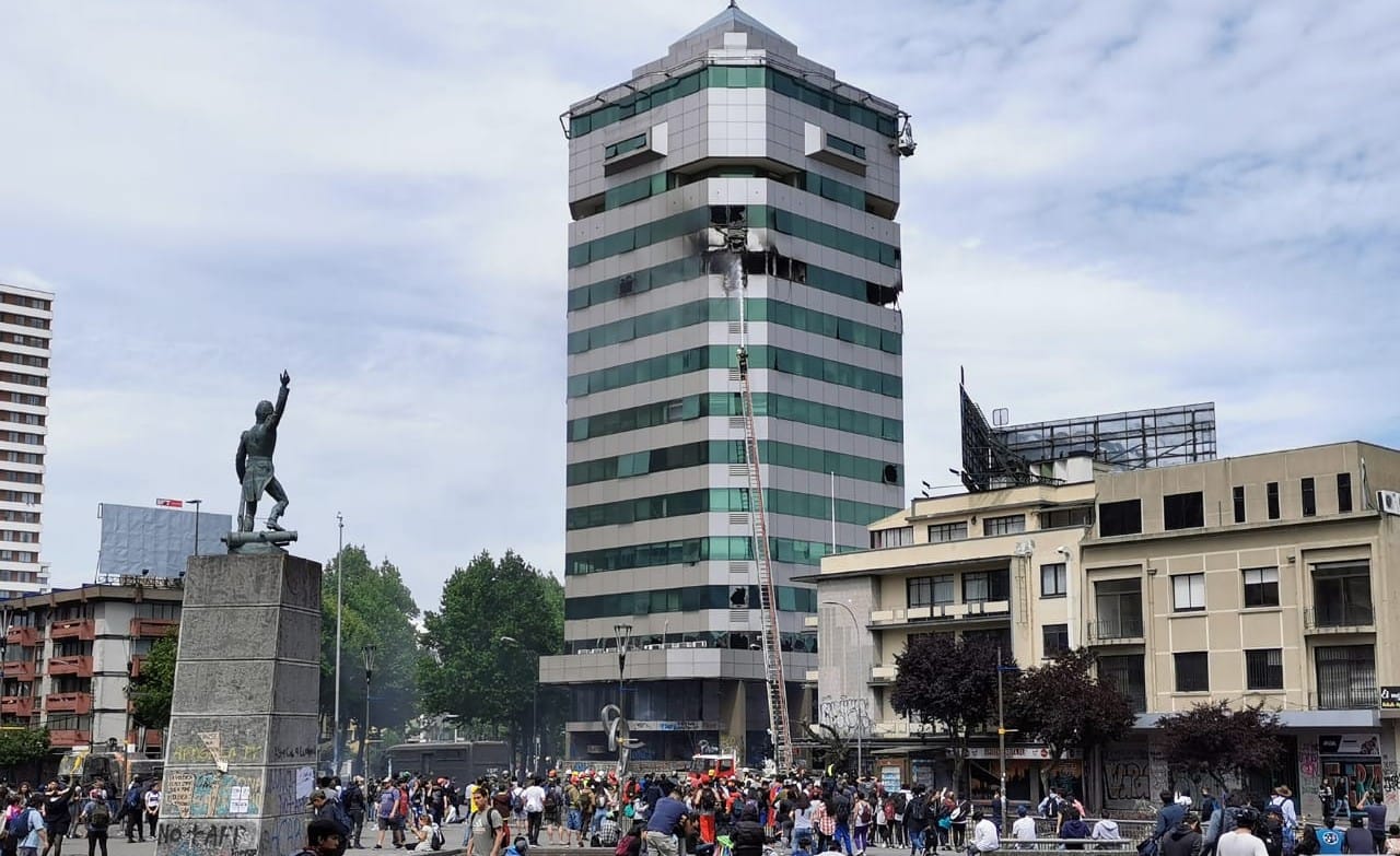 Por séptima vez prenden fuego a edificio de Caja Los Andes en Concepción