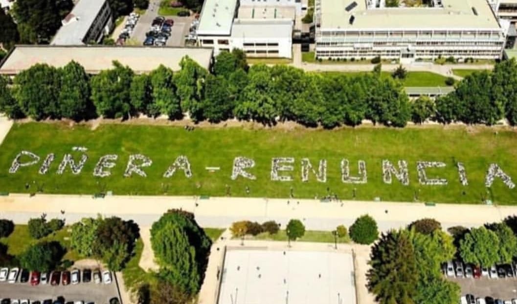 Cientos de personas forman “Piñera Renuncia” en los pastos de la UdeC