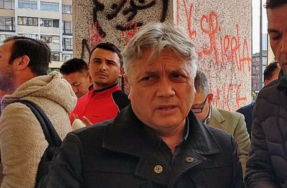 Senador Navarro pone cargo a disposición y pide la renuncia de todos los parlamentarios