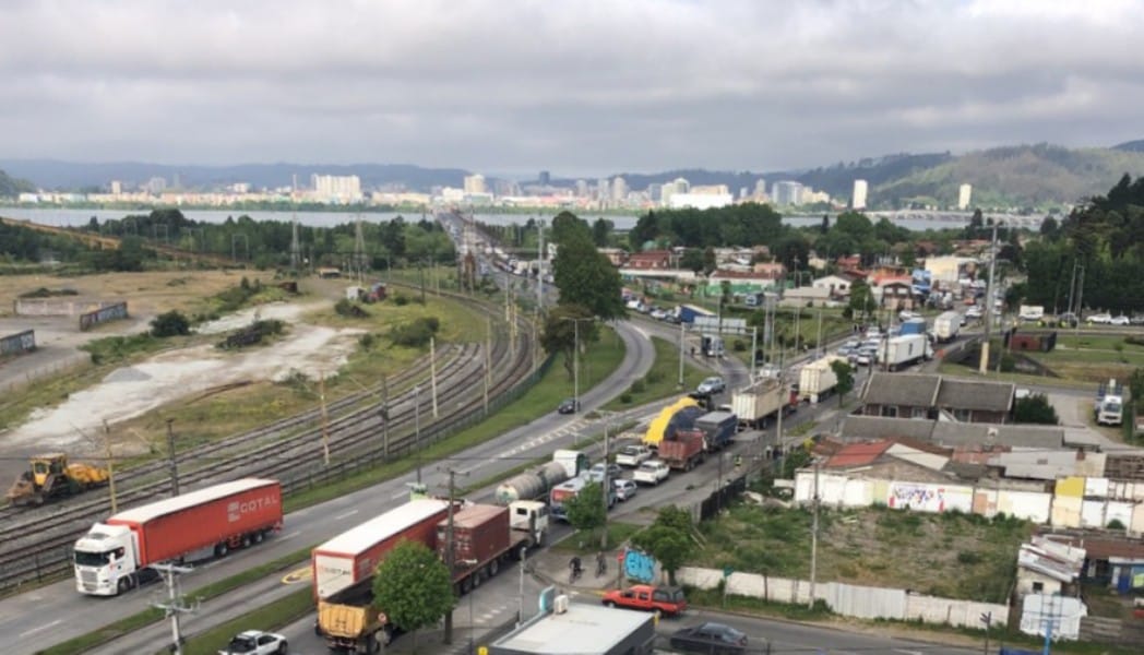 Manifestantes se reúnen sobre el puente Llacolén 