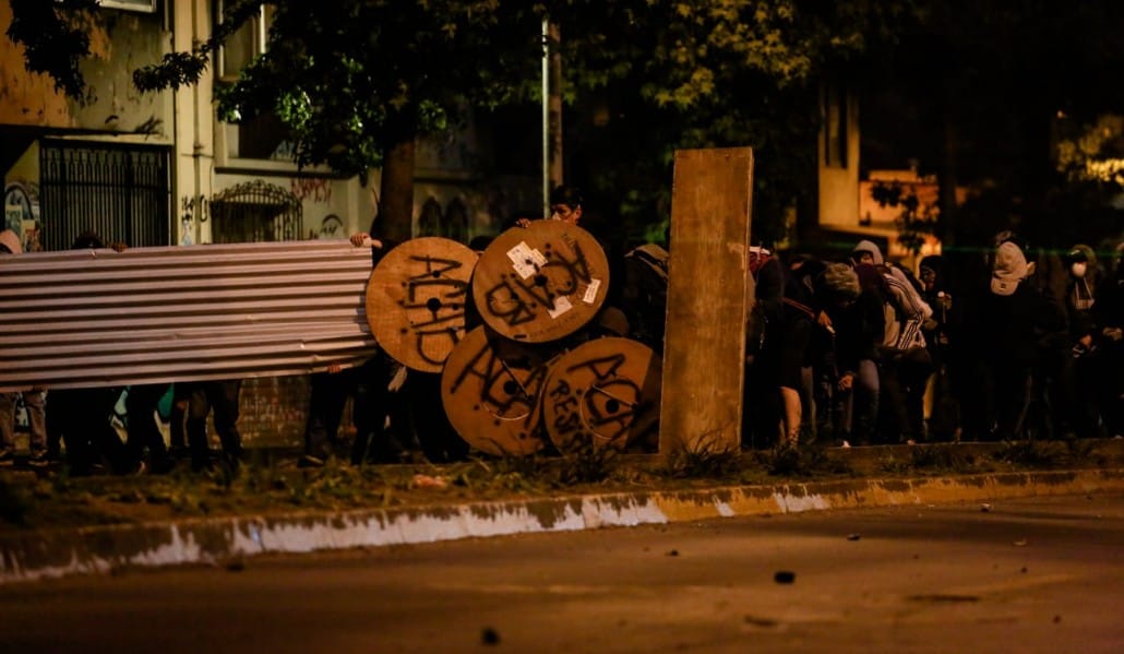 Con escudos vikingos manifestantes resisten acción de Carabineros en Concepción