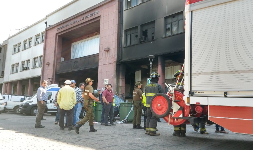 Bomberos concurre hasta la Gobernación de Concepción por rebrote de incendio