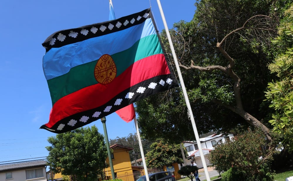 A un año de la muerte de Camilo Catrillanca dejan bandera mapuche a media asta en San Pedro de la Paz
