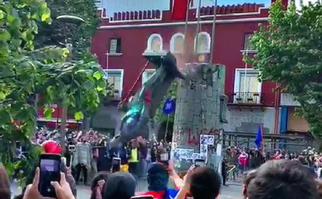 Botan estatua de Pedro de Valdivia en Concepción tras masiva marcha