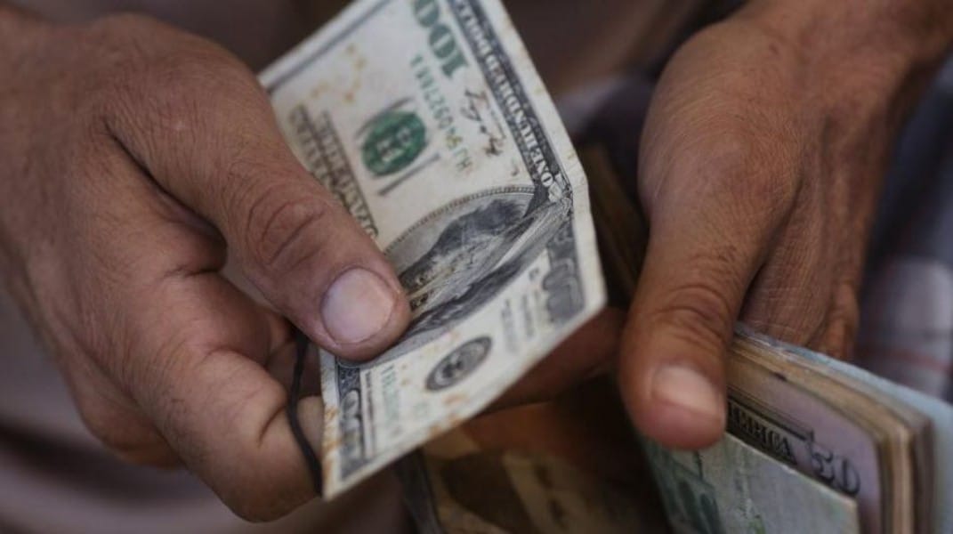 Dólar cae casi $30: Efectos tras acuerdo por nueva Constitución