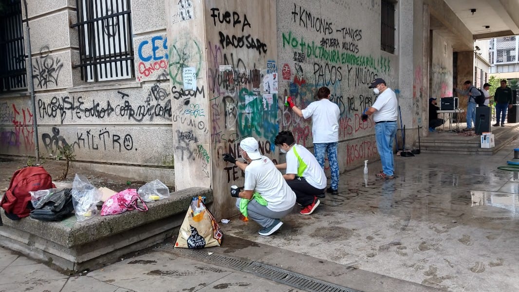 Voluntarios vestidos de blanco llegan a limpiar edificio de Tribunales en Concepción