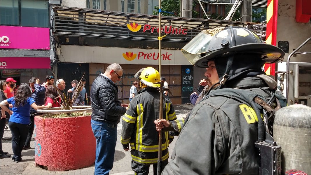 Bomberos combatió rebrote de incendio en local PreUnic de Concepción 