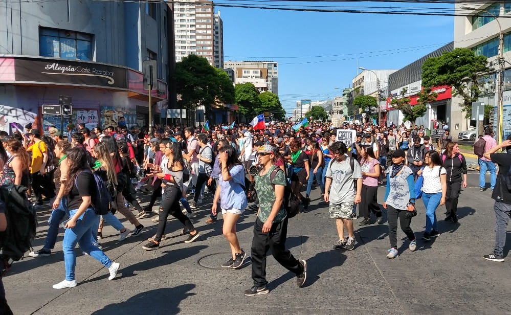 Multitudinaria y pacífica: Miles marcharon por Concepción a un mes del estallido social