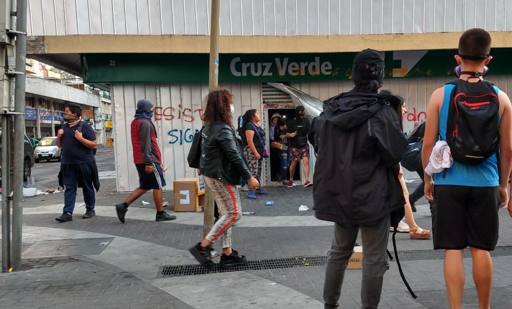 Turba saquea farmacia Cruz Verde en el centro de Concepción