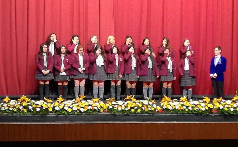 Alumnas del Liceo de Niñas de Concepción se cubrieron un ojo en licenciatura de 4to Medio