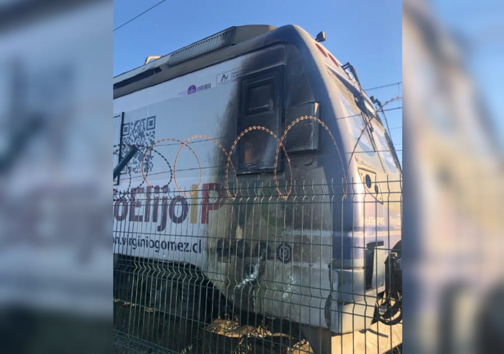 Turba de desconocidos intentaron quemar un carro del Biotrén