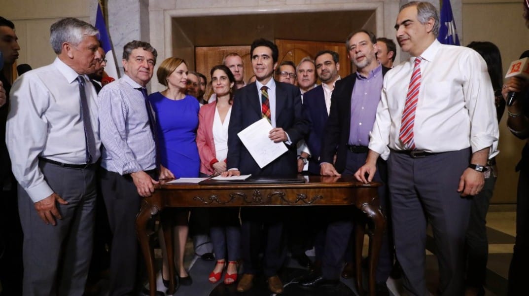 Bajar pasaje para adultos mayores y subir pensión básica: Acuerdos entre Gobierno y oposición