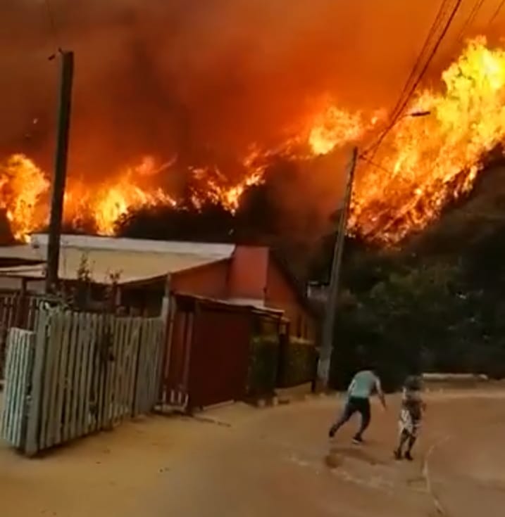 Triste Navidad en Valparaiso: Incendio arrasa sin control más de 120 viviendas