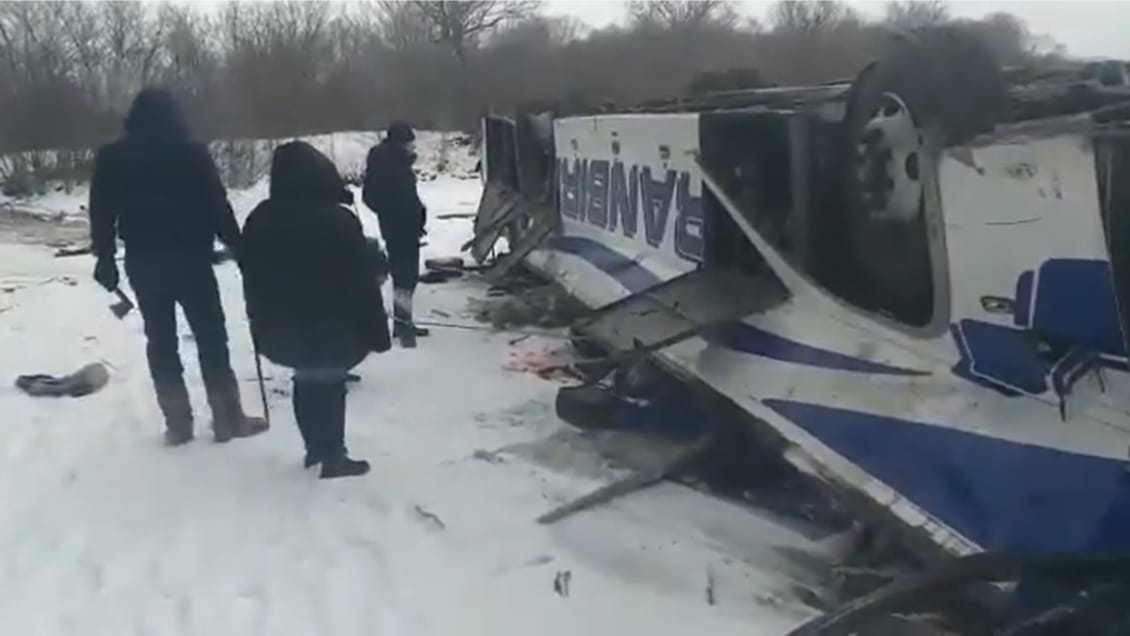 Al menos 19 víctimas fatales tras caer un autobús a un río congelado en el este de Rusia