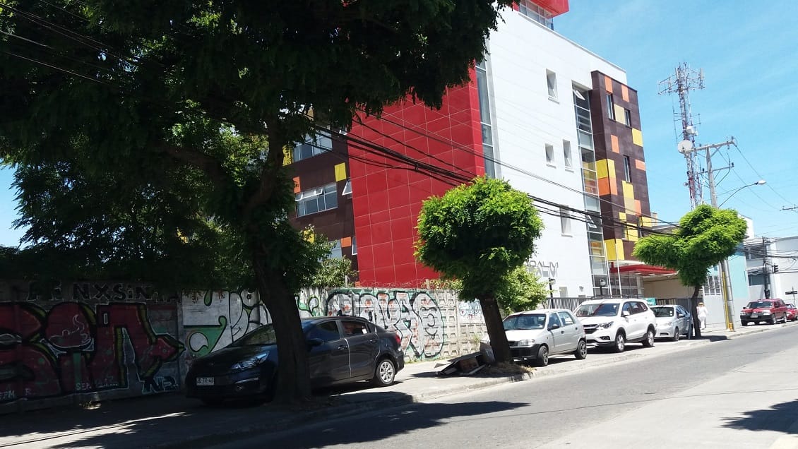 Concepción: Automovilistas estacionan sobre la vereda afuera de Coalivi, donde transitan personas ciegas