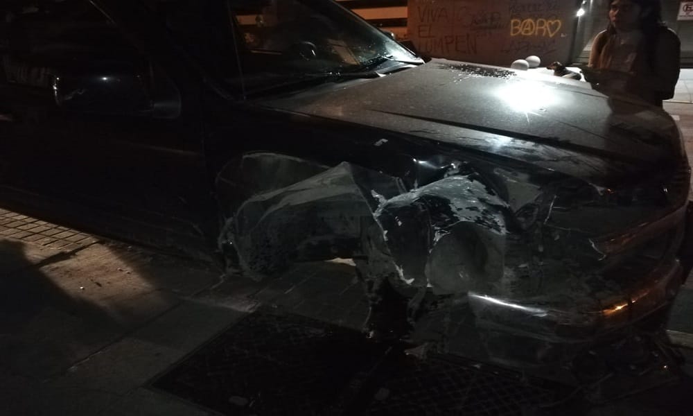 Concepción: Chofer ebrio colisionó, perdió una rueda, manejó contra el tránsito tirando chispas y se fugó