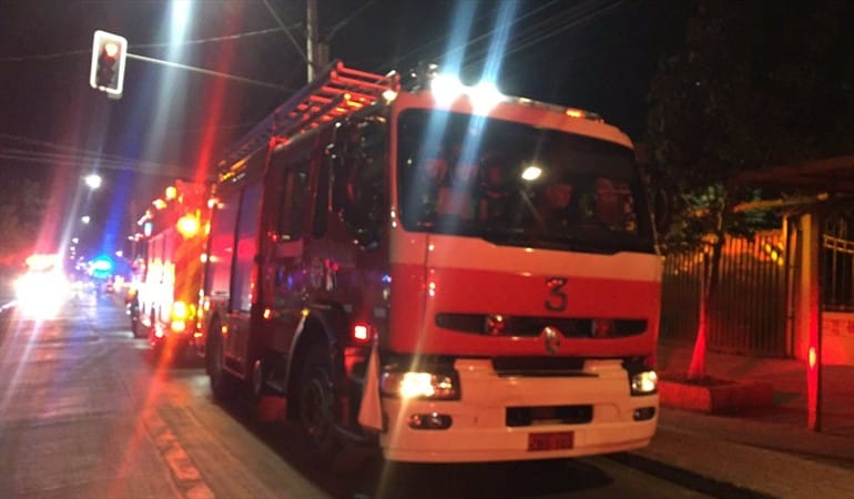 Incendio en fábrica textil dejó a seis Bomberos lesionados en Macul