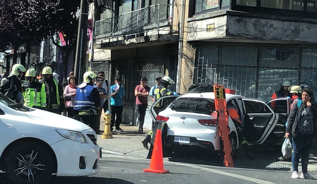 Persona queda atrapada en vehículo tras accidente de tránsito en el centro de Concepción