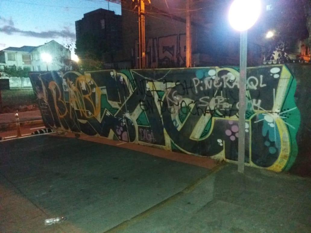 La madre de todas las barricadas: Portón impide el paso en el centro de Concepción