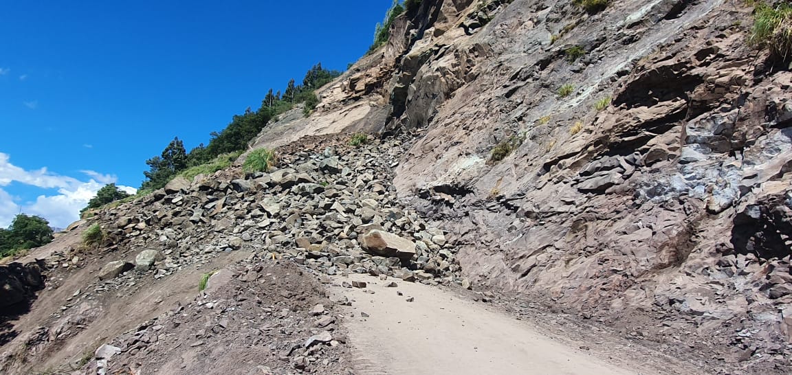 Captan impresionante derrumbe de  cerro en ruta de  Alto Biobío