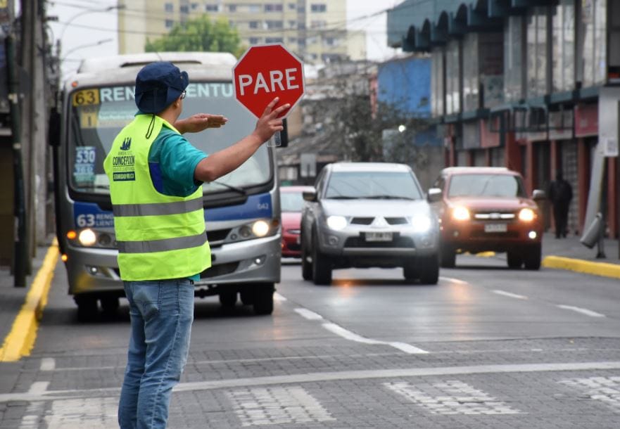 Inspectores de Concepción ahora dirigirán el tránsito ante falta de semáforos en principales esquinas del centro