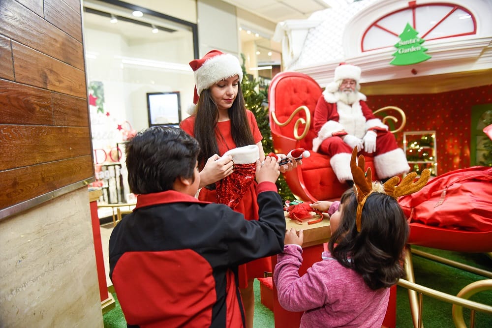 Niños con cáncer del Hospital Regional de Concepción conocieron al Viejito Pascuero en el Mall del Centro