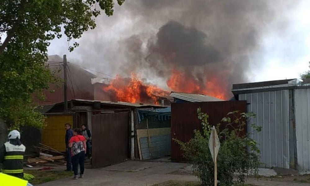 Bomberos combate violento incendio que afecta a una vivienda en Concepción