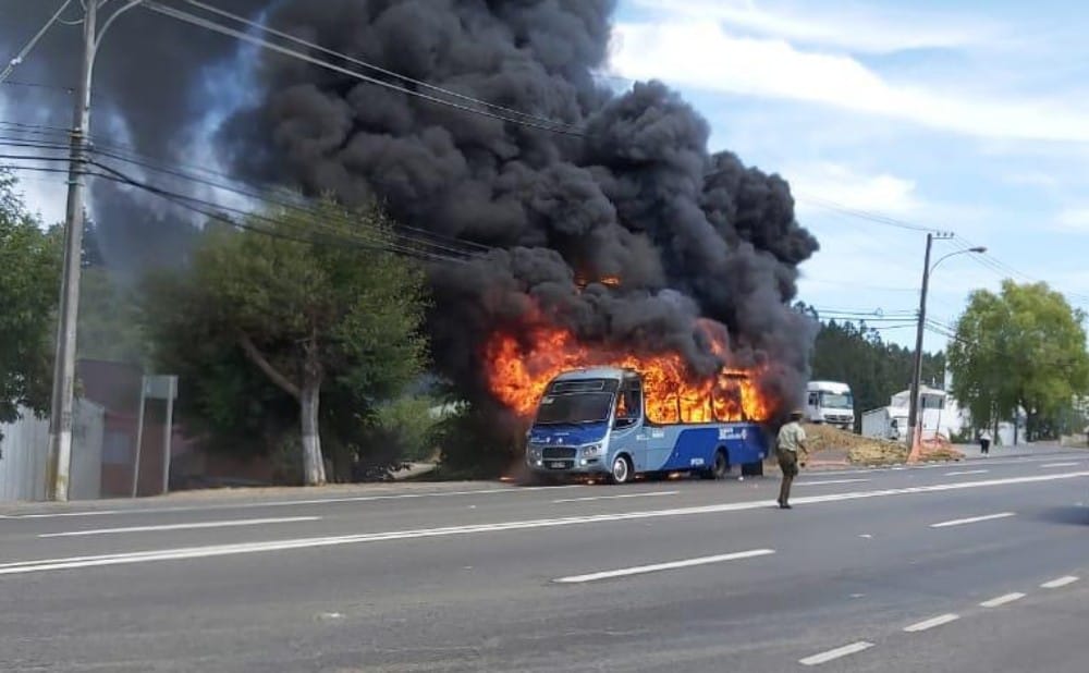 Impacto en Penco por microbus completamente en llamas en medio de la ruta