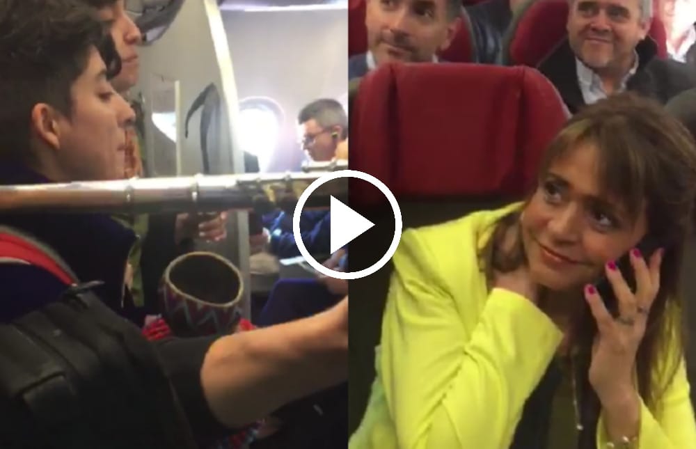 Músicos cantan tema de protesta a JVR tras encontrársela en avión de Concepción a Santiago