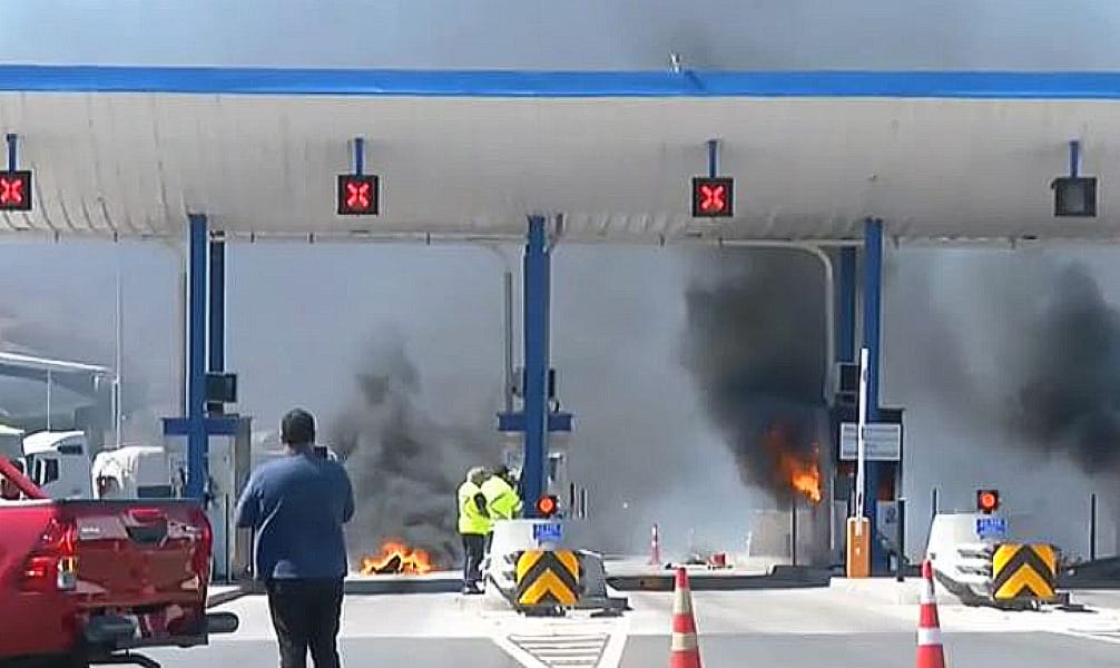 Manifestantes queman casetas de peaje en Ovalle tras anuncio de alzas en tarifas