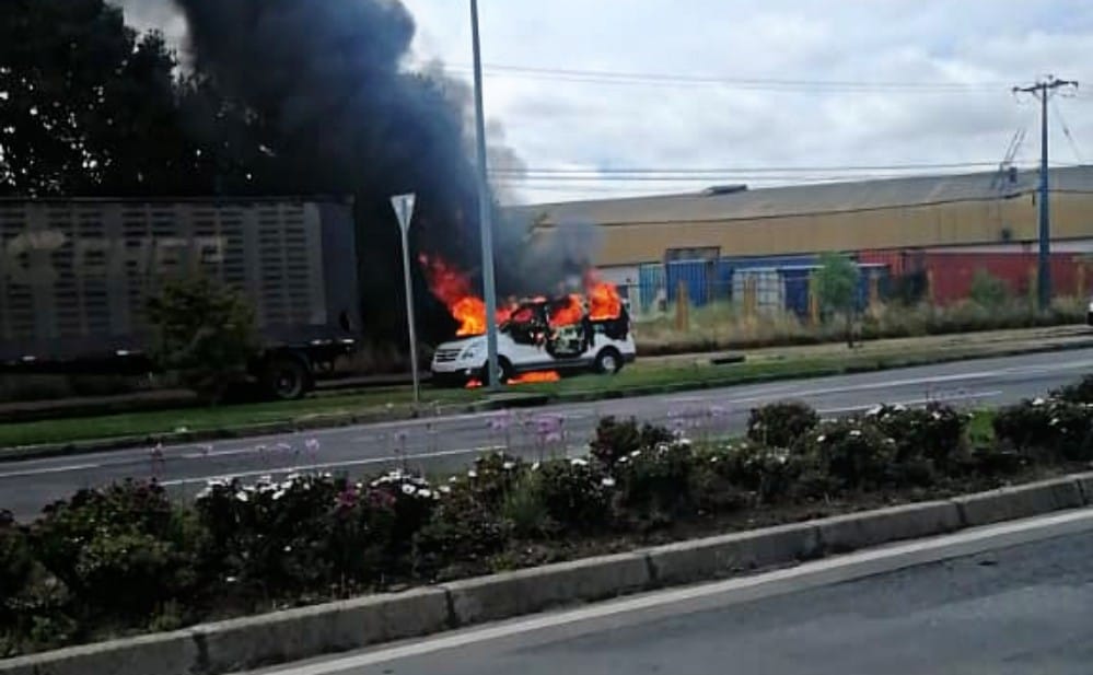 Queman vehículo que habría participado en asalto en Mall Plaza del Trébol