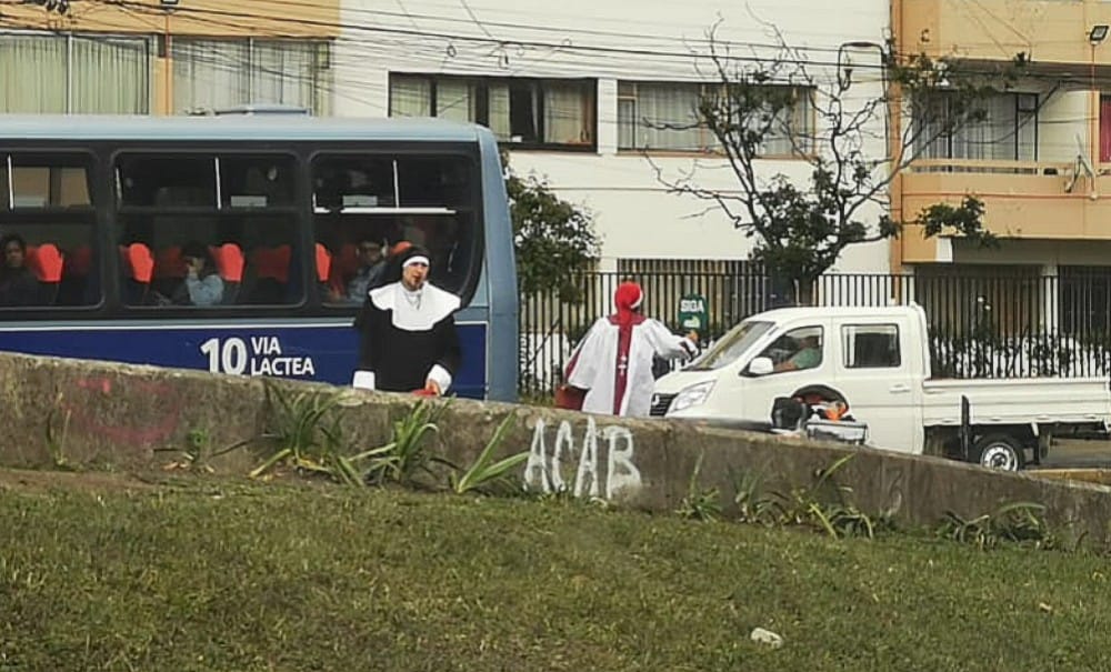 Un “sacerdote” y una “monja” dirigen el tránsito en Concepción
