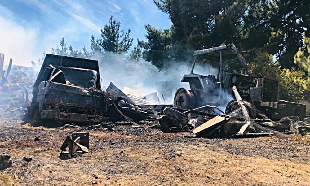 Ataque incendiario destruyó galpón con maquinarias y fardos en Cañete