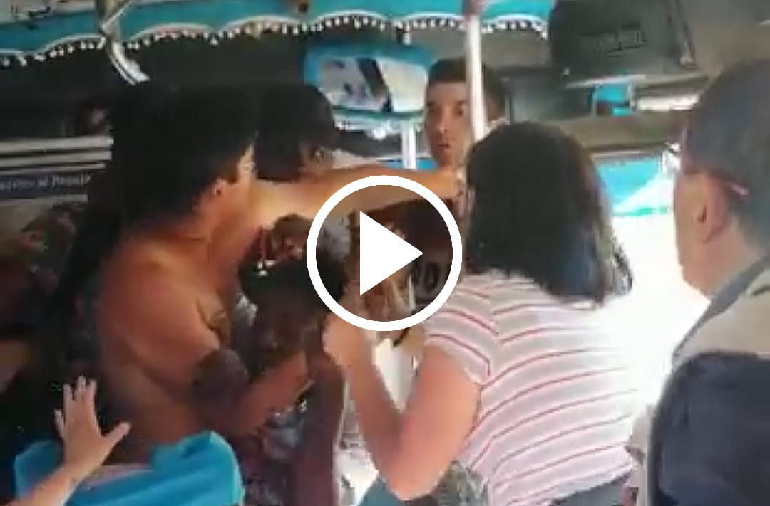 Haitianos contienen a joven que habría sido discriminado por chileno en micro a Concepción