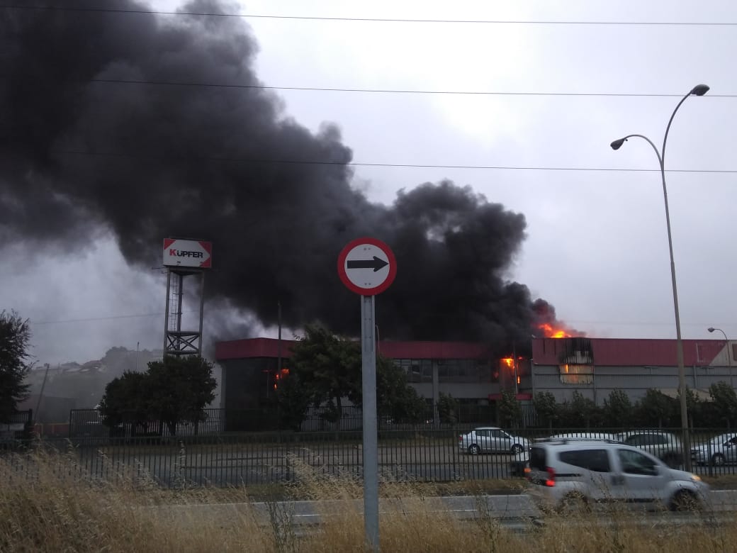 Incendio se registra en empresa de avenida Alonso de Ribera en Concepción